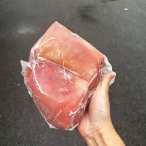 BẮP HEO CÓ DA RÚT XƯƠNG - 骨なし皮付き豚すね肉